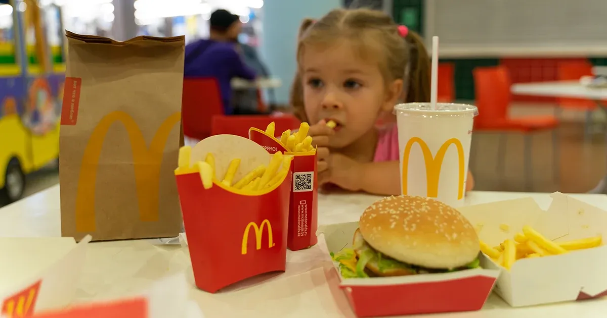 Une réalité troublante : les tout-petits et leur dépendance au fast-food